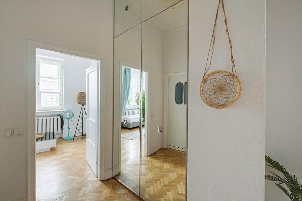 Place*unique Royal Route View*4 Bedrooms*6beds Варшава